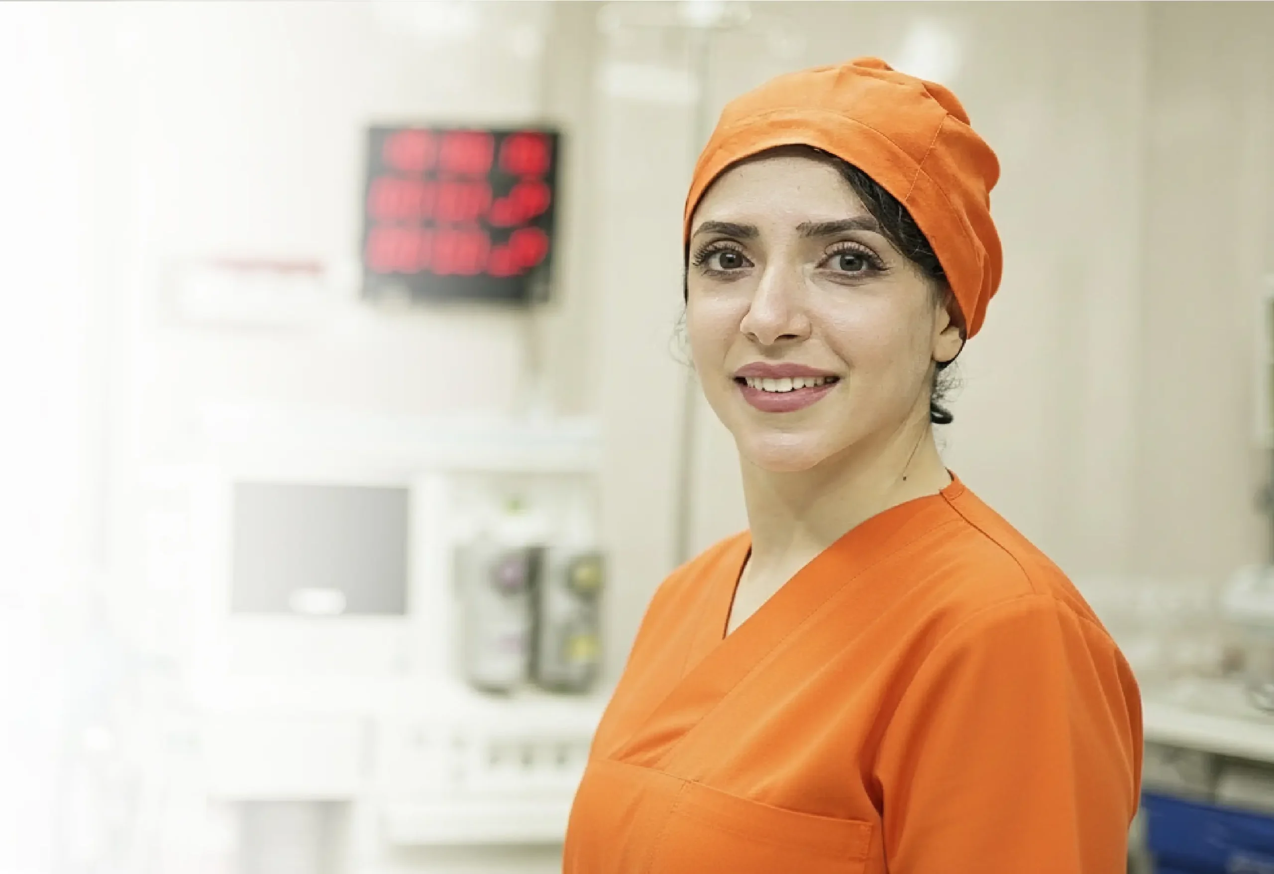 دکتر زینب برکتی با لباس جراحی